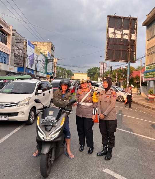 Hari Jadi ke 76, Polwan Polres Siantar Gelar Gatur Lalin, Berikan Bunga dan Coklat 