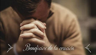 Beneficios de la oración, hombre orando con las manos juntas