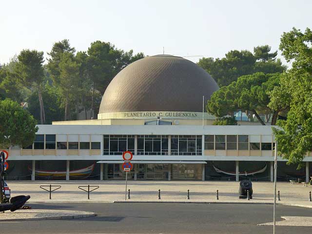 Planetário Calouste Gulbenkian in Belem, Lisbon presents 30-50 minute shows on the solar system.