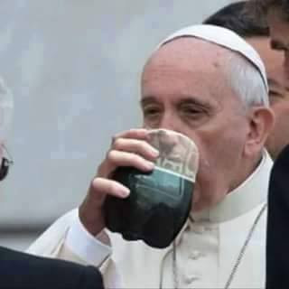 Papa Francisco tomando fernet en botella de plástico