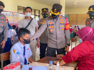 Polres Enrekang Gelar Vaksinasi Goes to School dan Baksos Akabri 90 di Sekolah bagi pelajar dan masyarakat