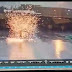 Video Viral Detik-detik Satpam Main HT Sambil Bawa Payung, Badannya Menyala Akibat Tersambar Petir