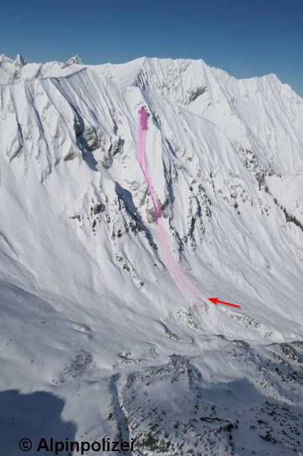 Eine Gleitschneelawine, die sich am Egger Muttekopf löste und Skitourengeher im Aufstieg zur Namloser Wetterspitze teilweise verschüttete. (Foto: 27.02.2022)