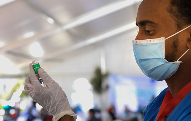 Un trabajador sanitario preparando una vacuna contra la COVID-19 en Etiopía.© UNICEF/Nahom Tesfaye