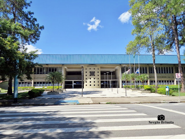 Vista ampla da Faculdade de Economia, Administração, Contabilidade e Atuária (FEA) na USP - Butantã