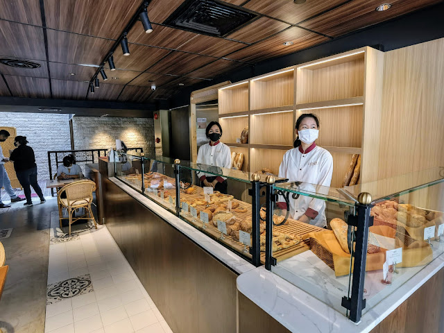 HENRI_French_Wine_Bistro_Bakery_Peking_Street