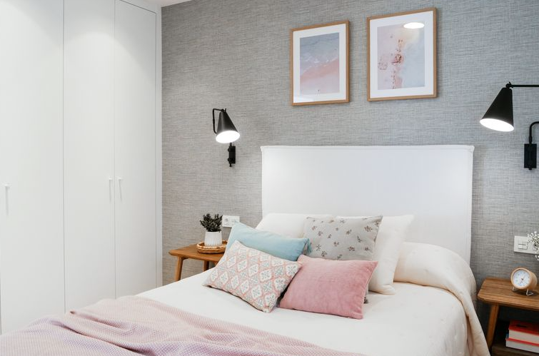 Un piso de 70 metros reformado para ganar luz: dormitorio con papel pintado gris y armario empotrado blanco
