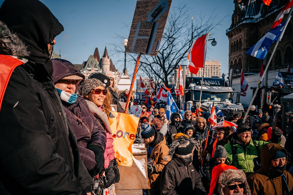 Canada : face aux manifestations anti-vaccin « hors de contrôle ! », Ottawa décrète l’état d’urgence