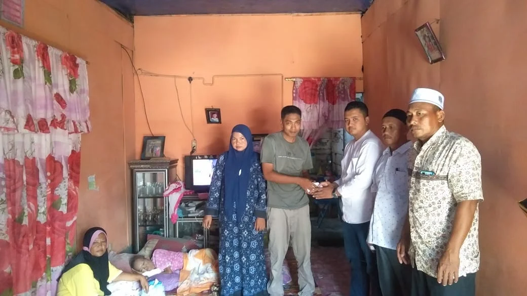 Camat Cot Girek Salurkan Bantuan Pendampingan Pengobatan Pemkab Aceh Utara untuk Korban Penderita Kanker Lidah