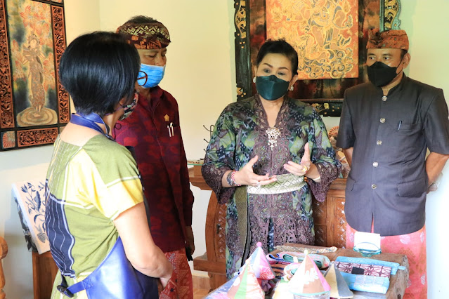  Ny. Putri Koster Tinjau Pengerajin Batik di Ubud