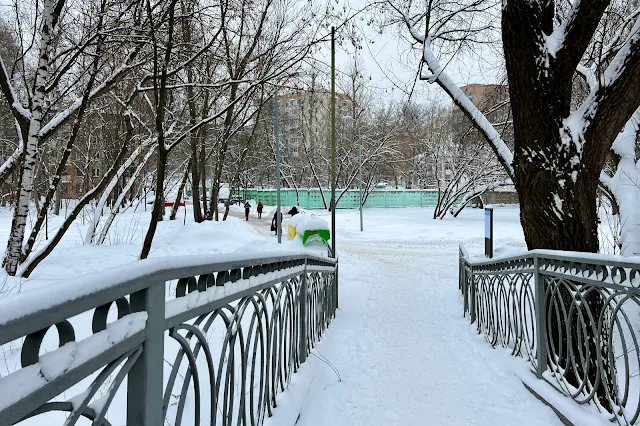 мост над рекой Яузой, улица Докукина, дворы