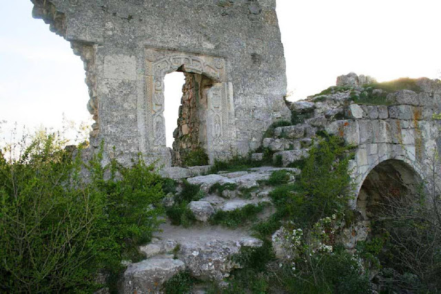 Ворота в цитадели - каменный наличник с орнаментом