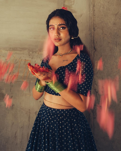 மாராப்பு இல்லாமல் போஸ் கொடுத்த பிரியா வாரியர்...Actress Priya Varrier Latest Hot Photos