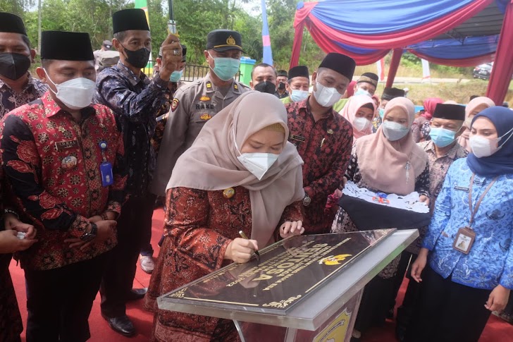 Bupati Muaro Jambi Masnah Hadiri Wisuda Akbar se-Kecamatan Sekernan