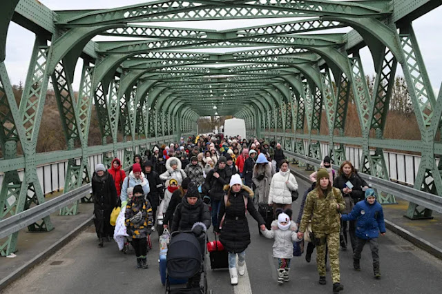 Ukrainian refugees on a bridge at the buffer zone with the Polish border on March 6. (Daniel Leal/AFP via Getty Images)