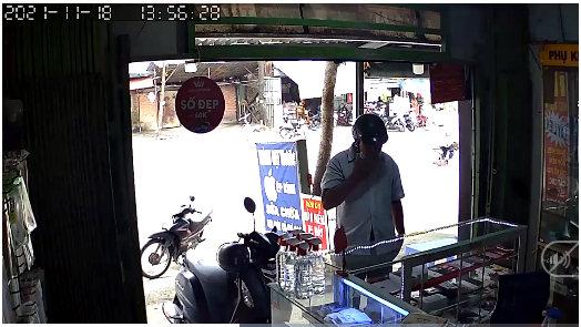 Gã đàn ông lớn tuổi đi xe máy đến tiệm điện thoại ở quận Bình Thạnh (TP HCM), bước vào trong, đứng một lúc rồi trộm điện thoại trong tủ trưng bày