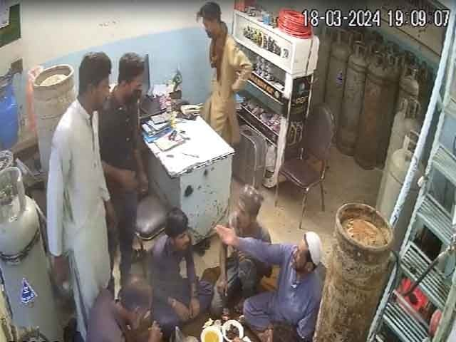 Karachi; Iftar robbery at LPG shop, footage surfaced