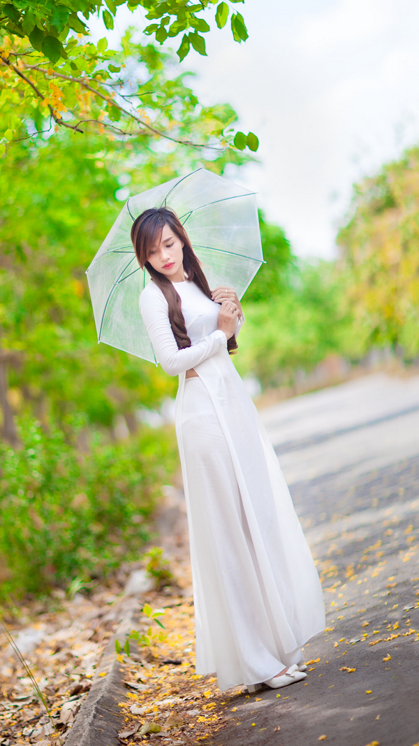 Thiếu nữ áo dài trắng che dù