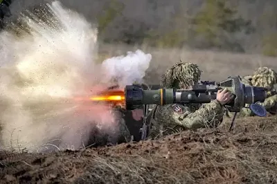 Um soldado ucraniano lança um míssil antitanque contra os invasores de seu país.