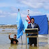 Μέσα στο νερό με κοστούμι και γραβάτα ο υπουργός Δικαιοσύνης νησιωτικού κράτους του Ειρηνικού