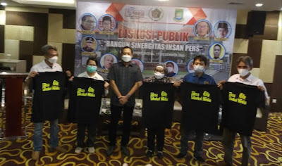 Kepala Kejaksaan Negeri (Kejari) Kota Tangerang I Dewa Gede Wirajana bersama Kasi Intel R Bayu Probo.S,SH membagikan Baju Kaos berwarna hitam