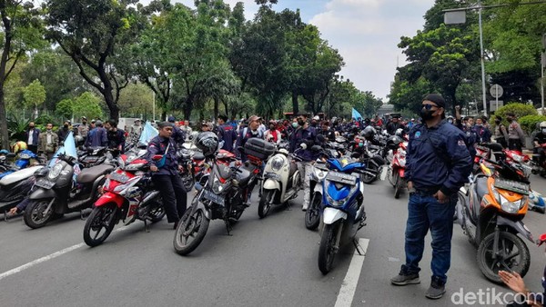Massa Buruh Blokir Jalan Depan Balai Kota DKI, Tuntut Anies Naikkan UMP 