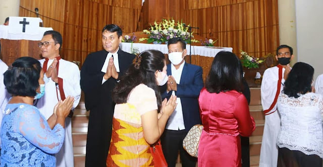 Bupati Simalungun bersama istrisaat bersalaman dengan para Jemaat Gereja HKBP Parapat