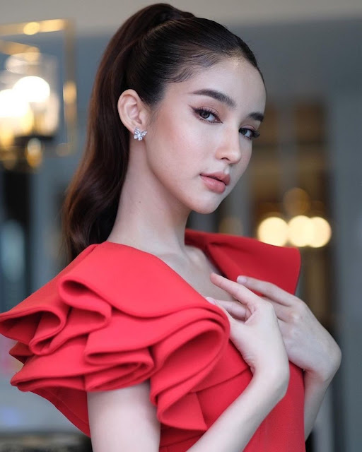 Yoshi Rinrada Thurapan – Most Beautiful Transgender Red Dress Women