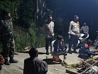 Personel Polsek Alla Enrekang patroli malam menjelang Pilkades di Desa Taulo Kecamatan Alla