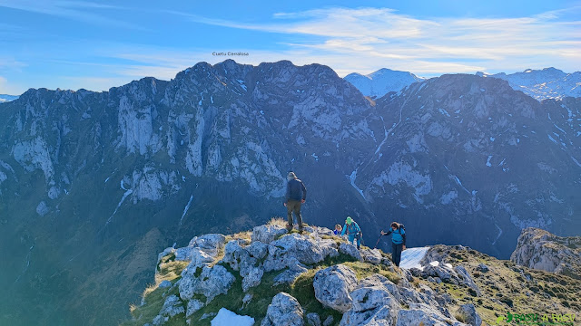 Últimos pasos para llegar a la cima del Cabeza Vigueras