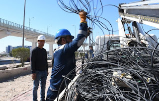 مدير فرع توزيع كهرباء البصرة يتابع ميدانياً حملات رفع التجاوزات عن اعمدة الانارة