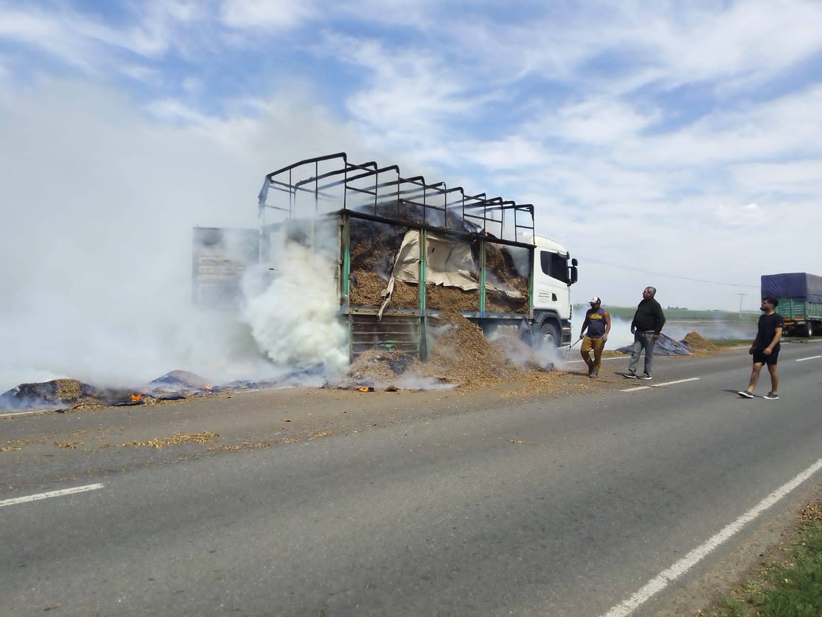 Se incendió la carga de un camión en Laborde