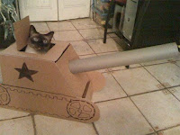 Tanques de guerra de cartón para gatos