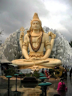 Padmasana (Lotüs) duruşunda meditasyon yapan Shiva heykeli. (Bangalore, Hindistan)