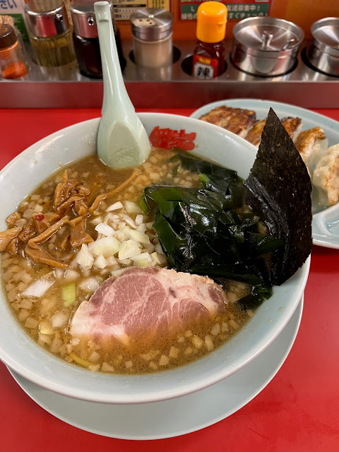 プレミアム醬油とんこつラーメン (@ ラーメン山岡家 - @yamaokaya_pr in 越谷市, 埼玉県)