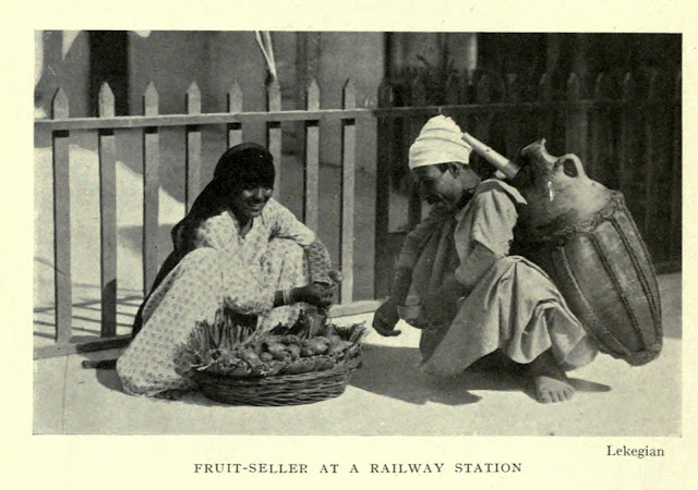 بائعة فاكهة في محطة القطار