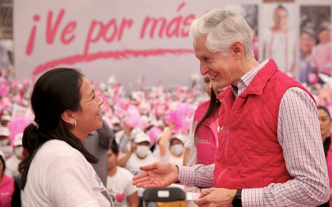 Del Mazo entrega 8 mil tarjetas de salario rosa a mujeres de Toluca