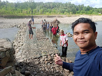 Kades Orahua Uluzoi bersama warga membuat bronjong.