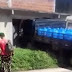 Caminhão que carregava galões de água mineral invade casa em Itabuna