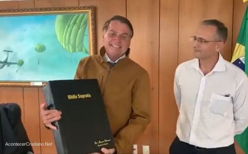 Bolsonaro recibe Biblia escrita a mano