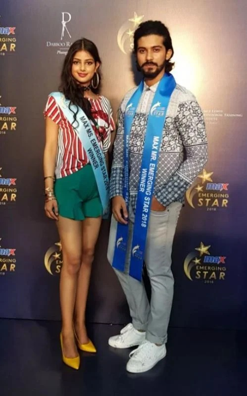 Harnaaz Sandhu dengan sesama pemenang Max Emerging Star 2018