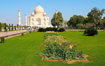 Touring the Taj Mahal: