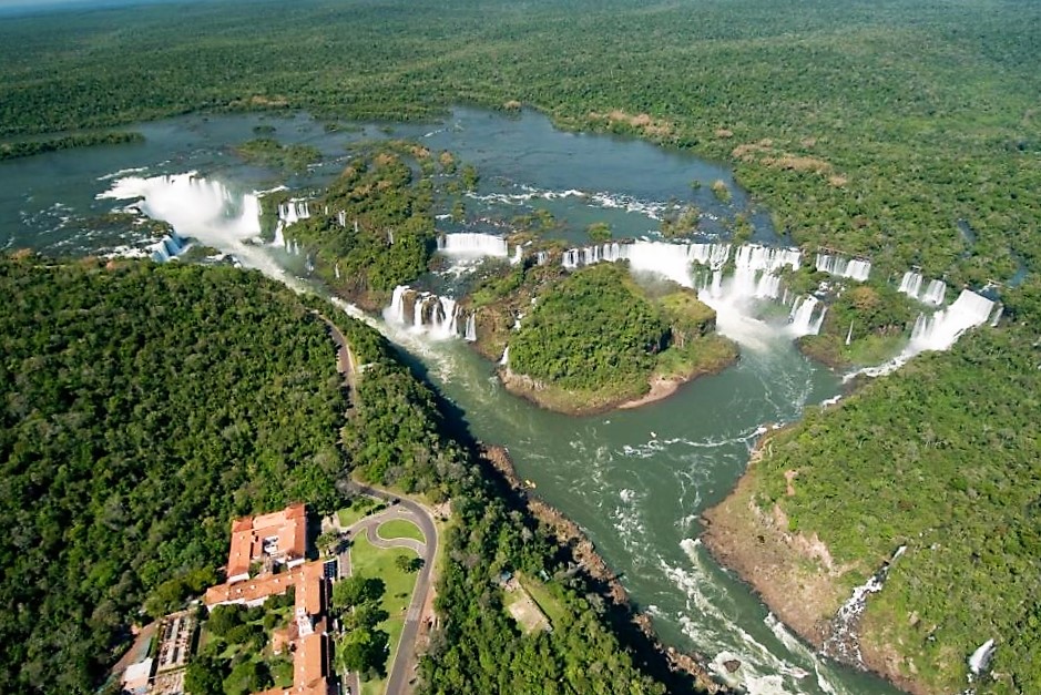 Les Chutes d'Iguaçu sont formées par un ensemble de 275 cascades qui se jettent les unes dans les autres sur un front de 3 km.