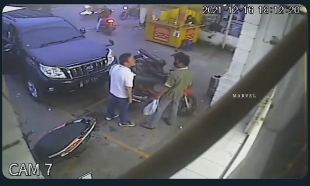 Sebuah video viral di media sosial rekaman CCTV menunjukkan seorang laki Viral Rekaman CCTV... Sudah Mobilnya Main Senggol Aja Motor Yang Diparkir, Ehh Pemilik Motor Juga Dipukuli Sopir Mobil