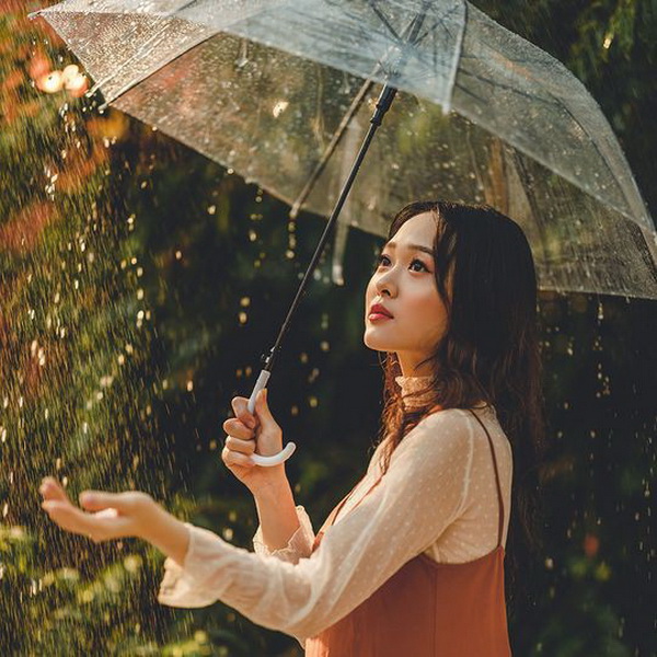 Thiếu nữ che dù dưới mưa