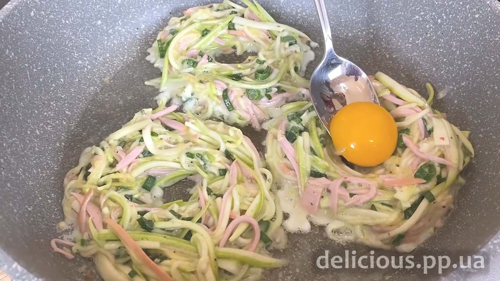 Фото приготовления рецепта: «завтрак из яиц и кабачка на сковороде» - шаг №4