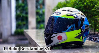 Helm Berstandar SNI merupakan salah satu peralatan wajib yang harus pengendara motor saat musim hujan