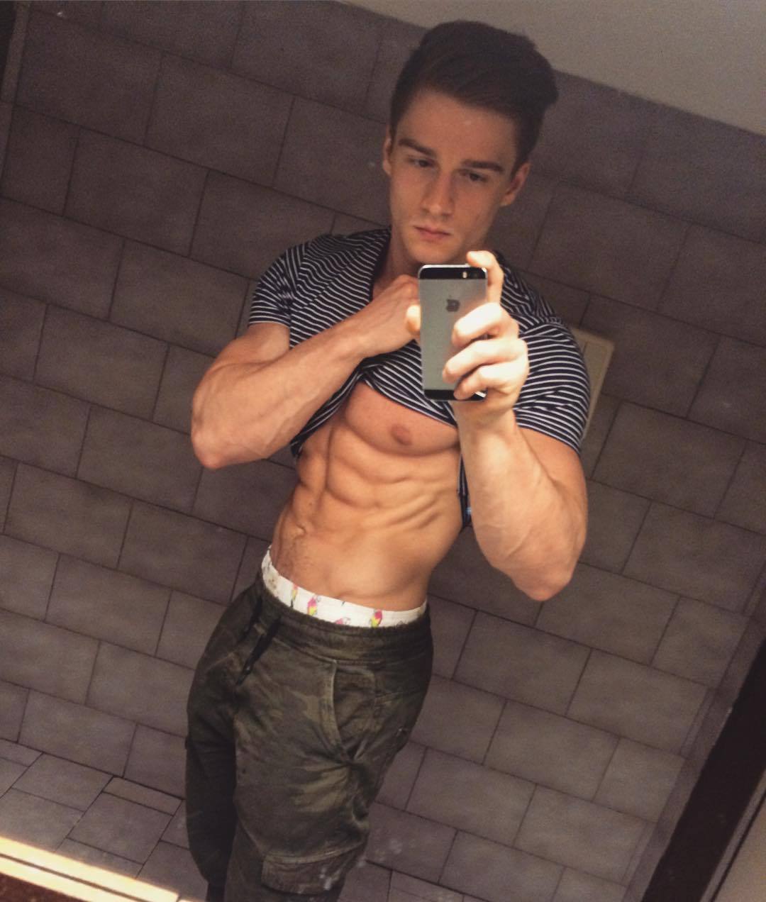 fit-straight-baited-guy-lifting-shirt-abs-pecs-selfie