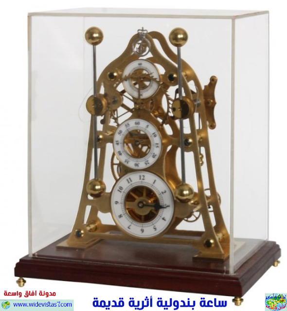 ساعة بندولية أثرية قديمة