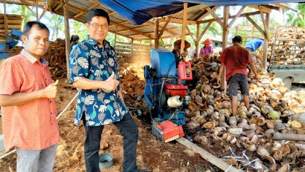 Pabrik pengolahan sabut kelapa di Jorong Gantiang Tangah Padang